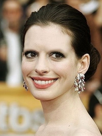 Anne Hathaway without eyebrows